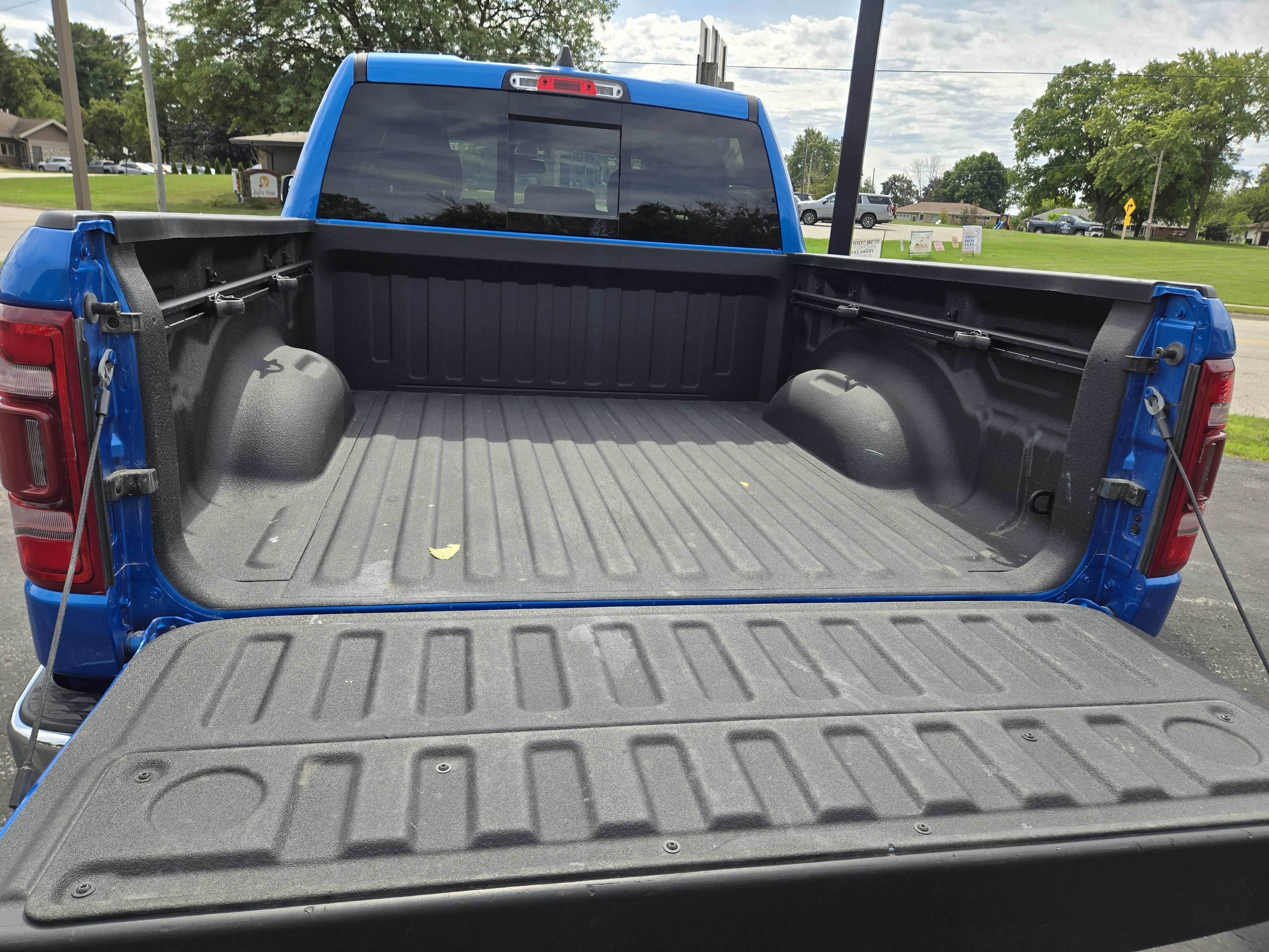 2020 RAM 1500 Laramie Crew Cab 4x4 5'7" Box
