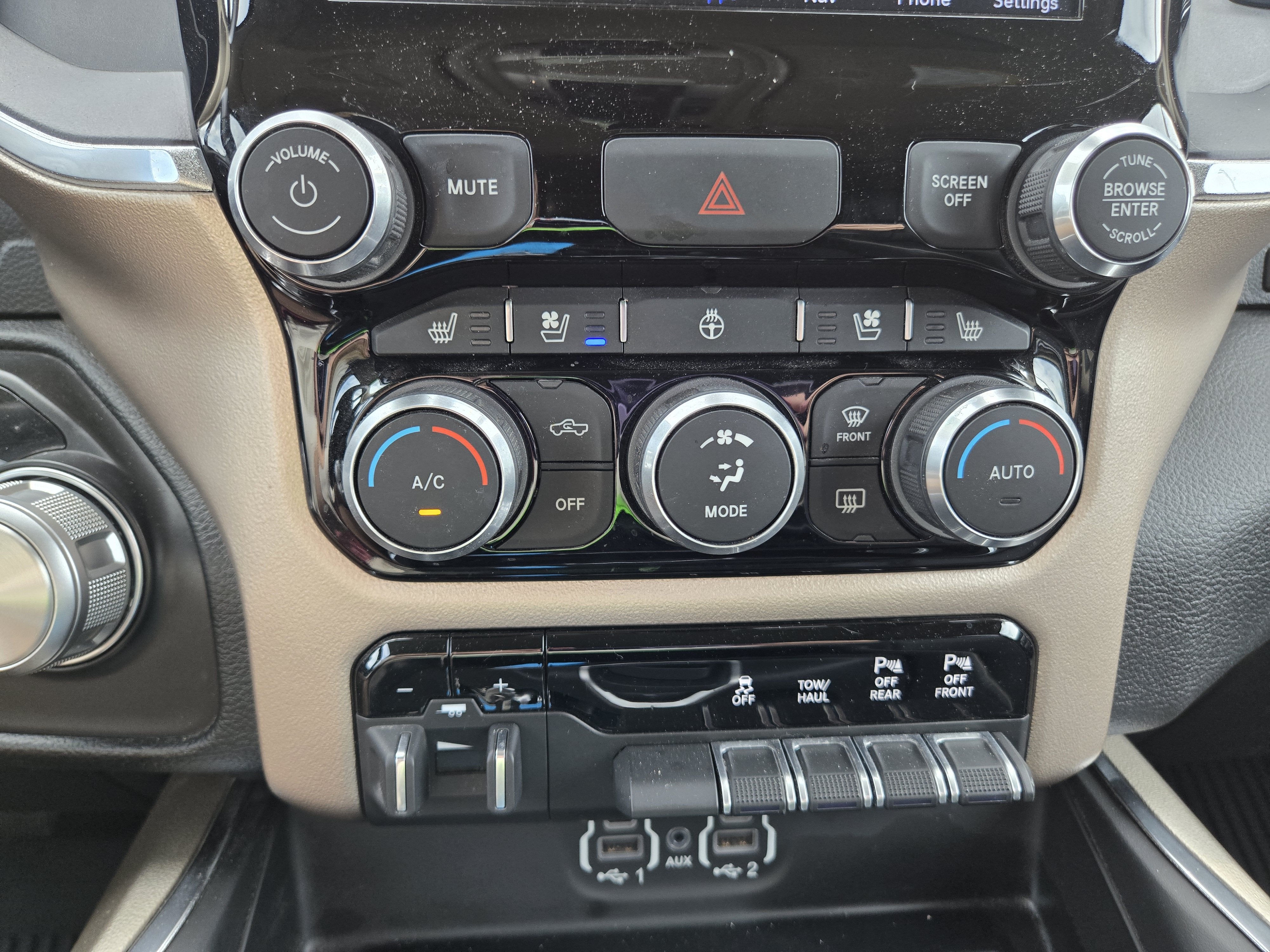2020 RAM 1500 Laramie Crew Cab 4x4 5'7" Box