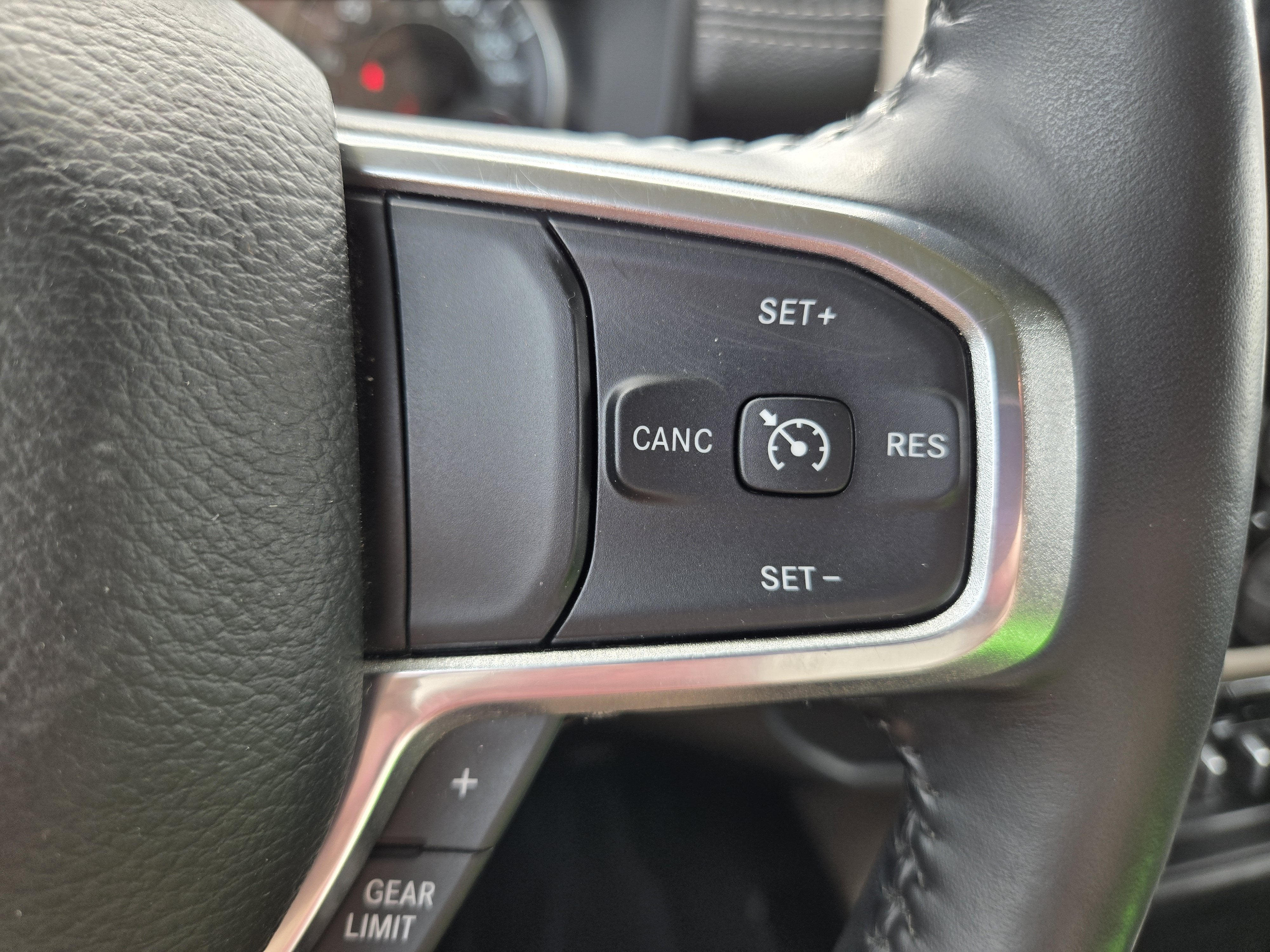 2020 RAM 1500 Laramie Crew Cab 4x4 5'7" Box